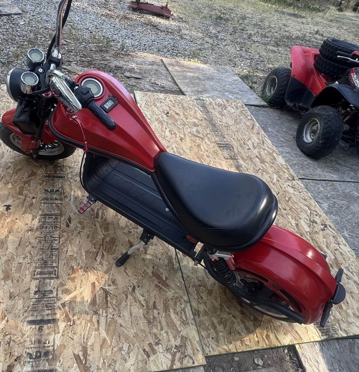Electric Harley Eahora M1P fat-tire electric chopper