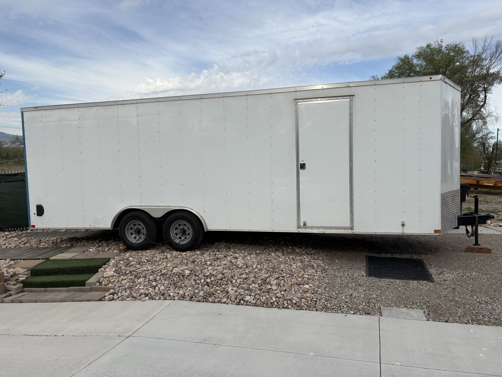 24' X 8.5' Wells Cargo Enclosed V-nosed CarTrailer