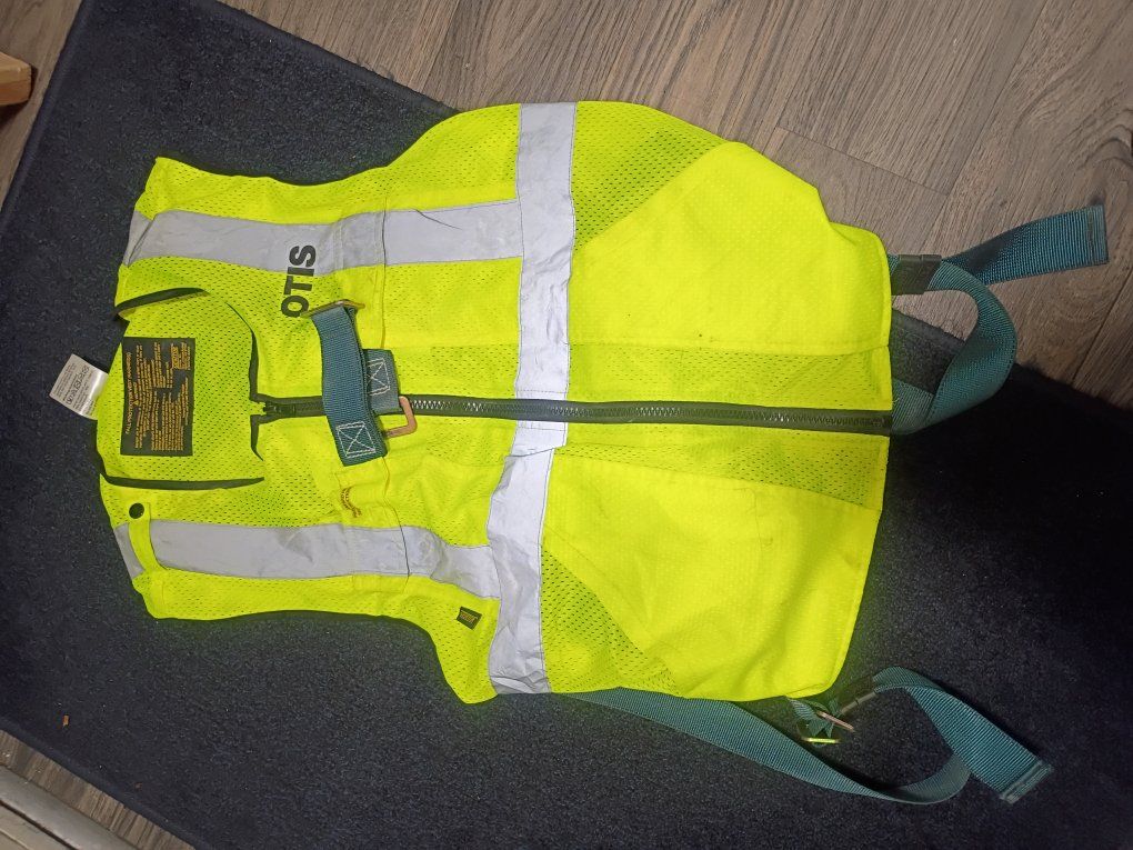 Hi viz construction vest with tie off harness