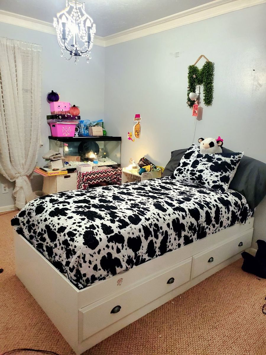 Serta Pillow top mattress w/ bedframe