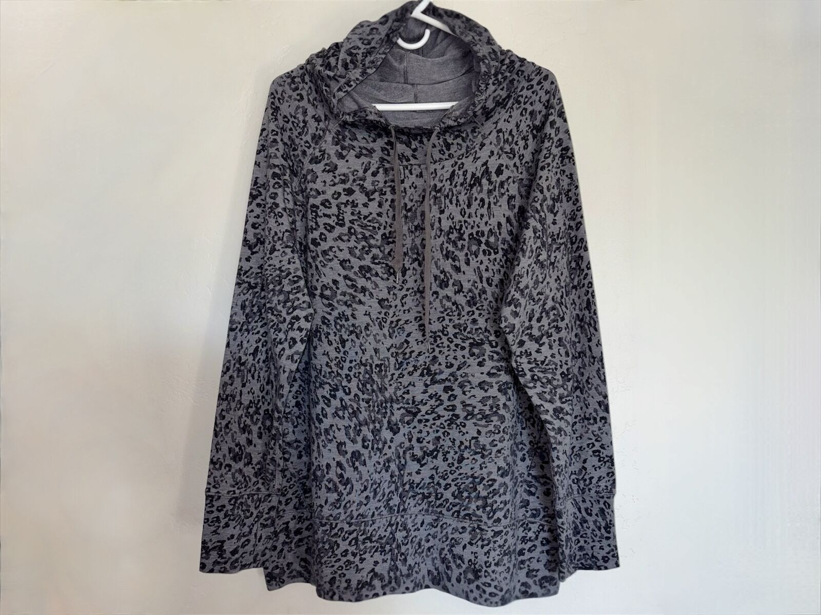 Cuddl Duds Lightweight Comfortwear Gray Leopard Print Hoodie - Size 2X