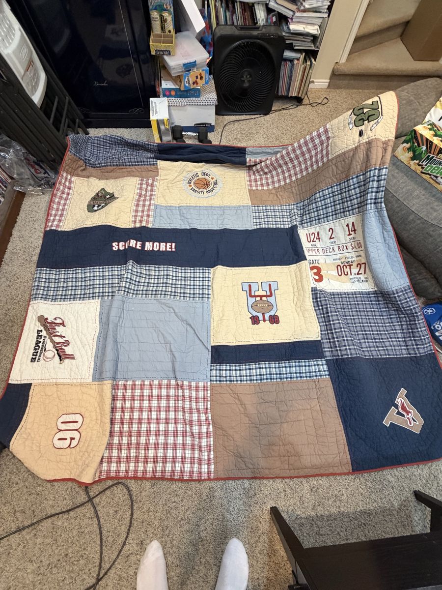 Queen Comfortor With 2 Shams, 2 Small Pillows