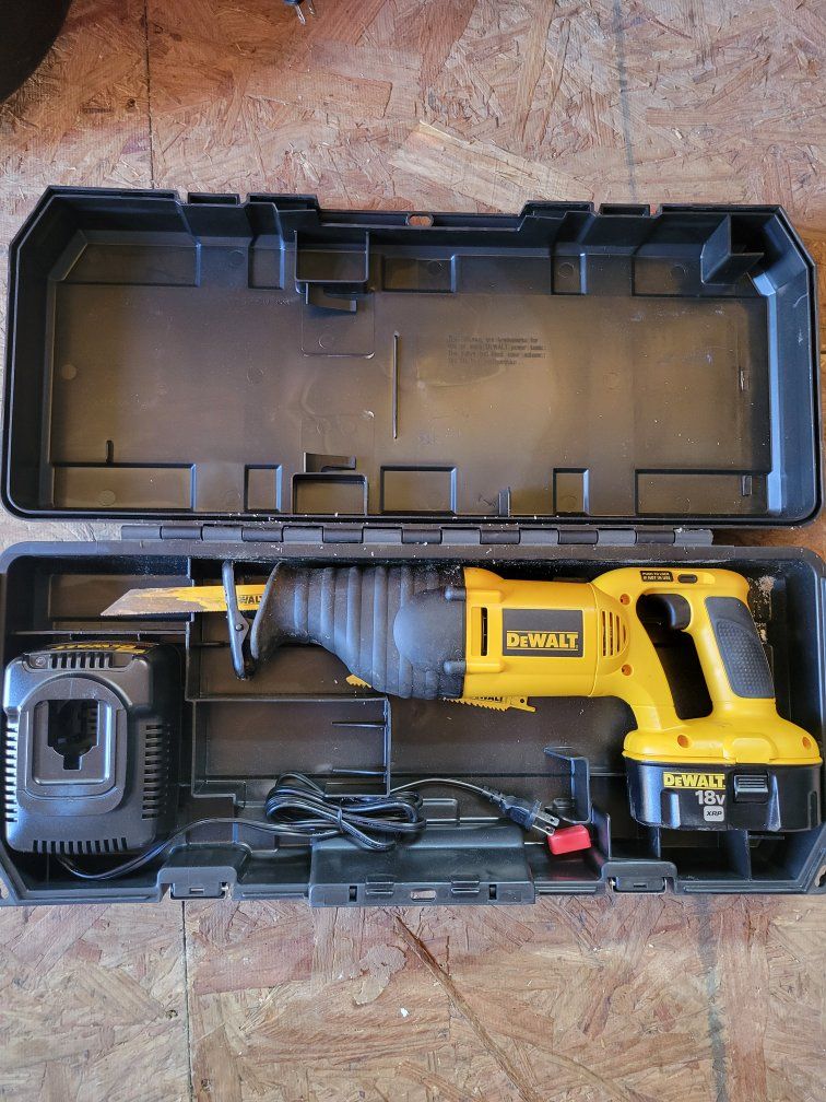 DEWALT 18V Cordless Reciprocating Saw with Case and Charger