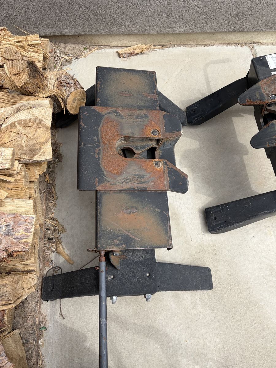 Fifth wheel hitch