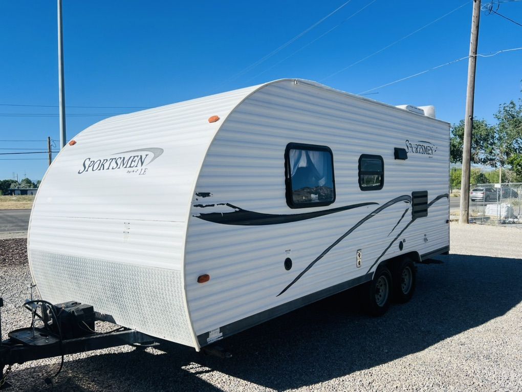 2008 Sportsmen 20-foot Travel Trailer!