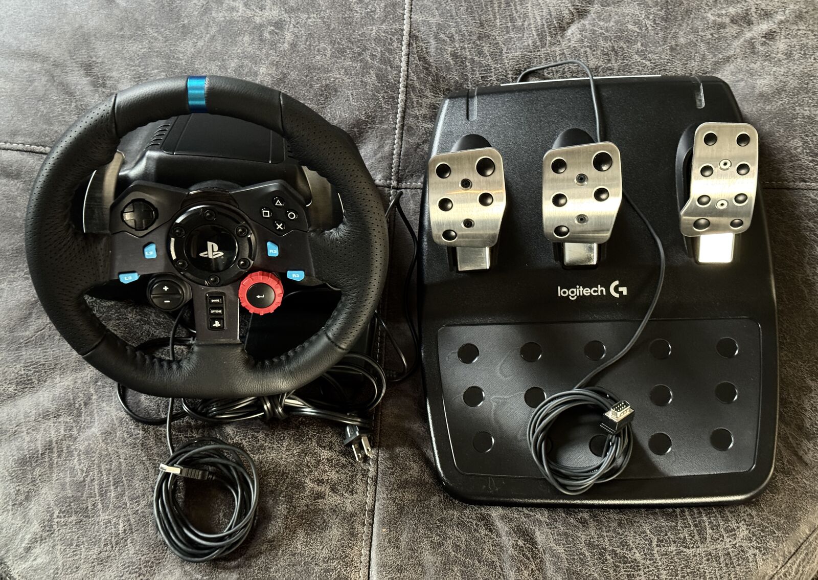 Logitech G29 Driving Force Racing Wheel & Pedals – PlayStation / PC