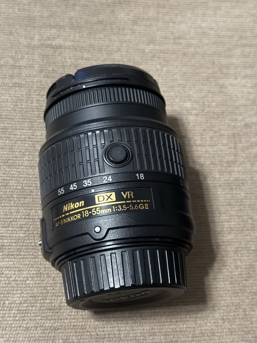 Nikon AF-S DX NIKKOR 18-55mm f/3.5-5.6GII VR Lens with Lens Cap and Pouch
