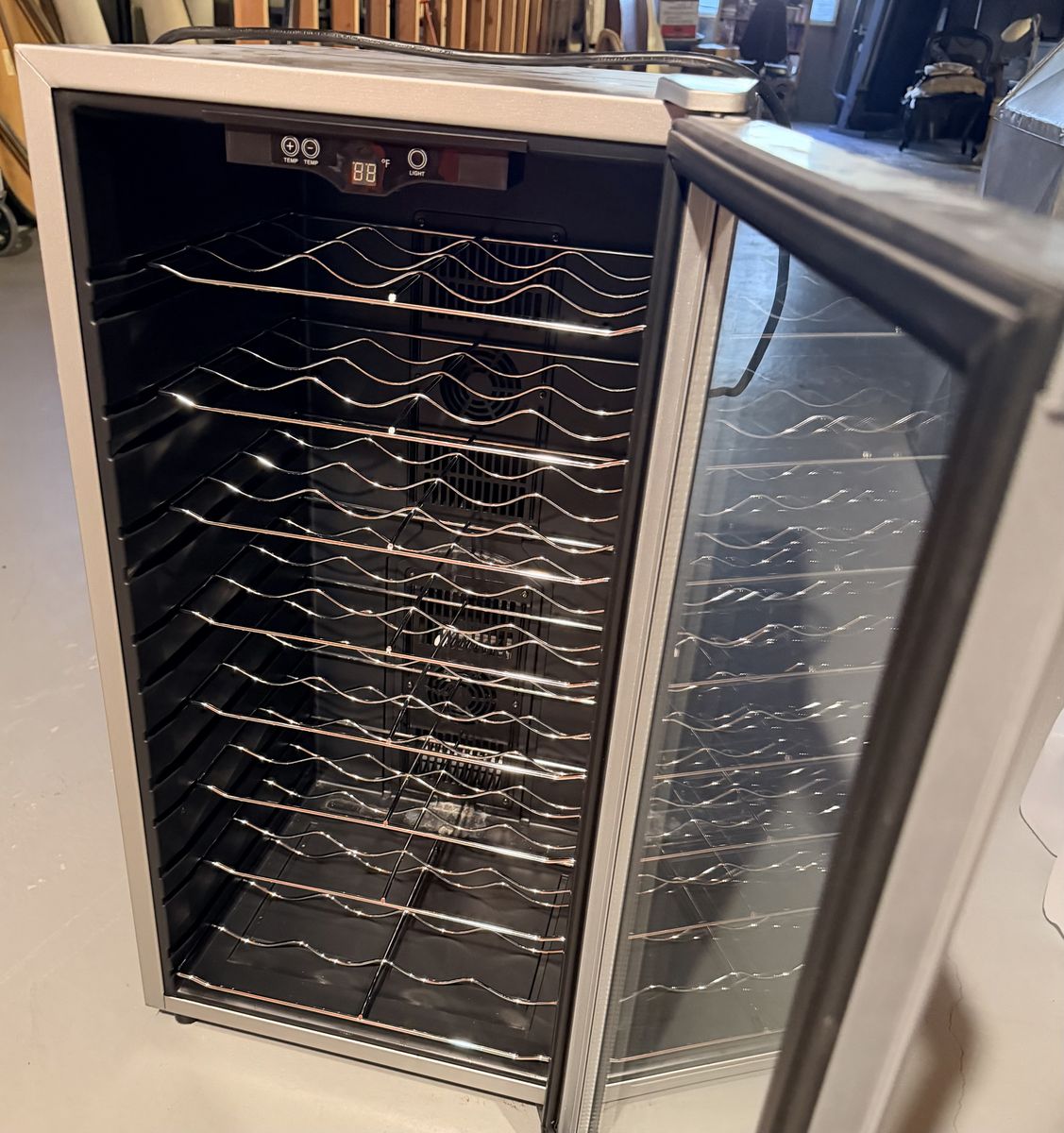 32 BOTTLE WINE FRIDGE