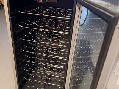 32 BOTTLE WINE FRIDGE