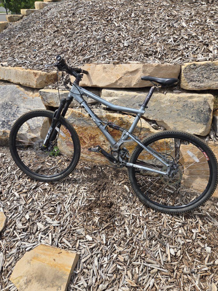 GT i-Drive 5 4.0 Mountain Bike, Size M, Shimano Deore Components, Full Suspension