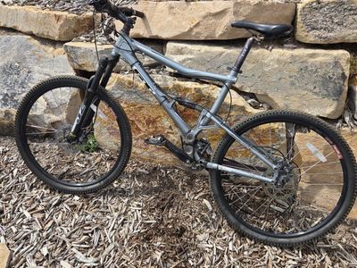GT i-Drive 5 4.0 Mountain Bike, Size M, Shimano Deore Components, Full Suspension