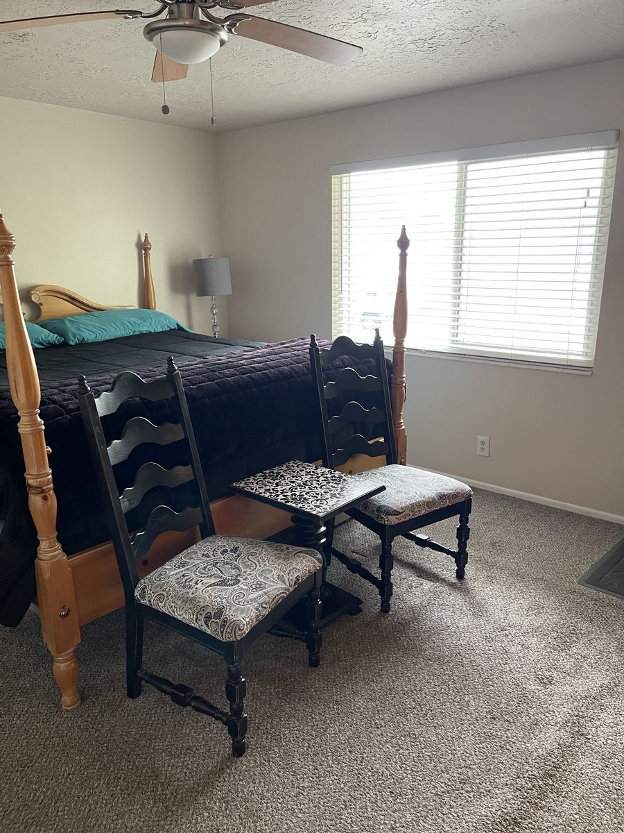 Small table & 2 chairs