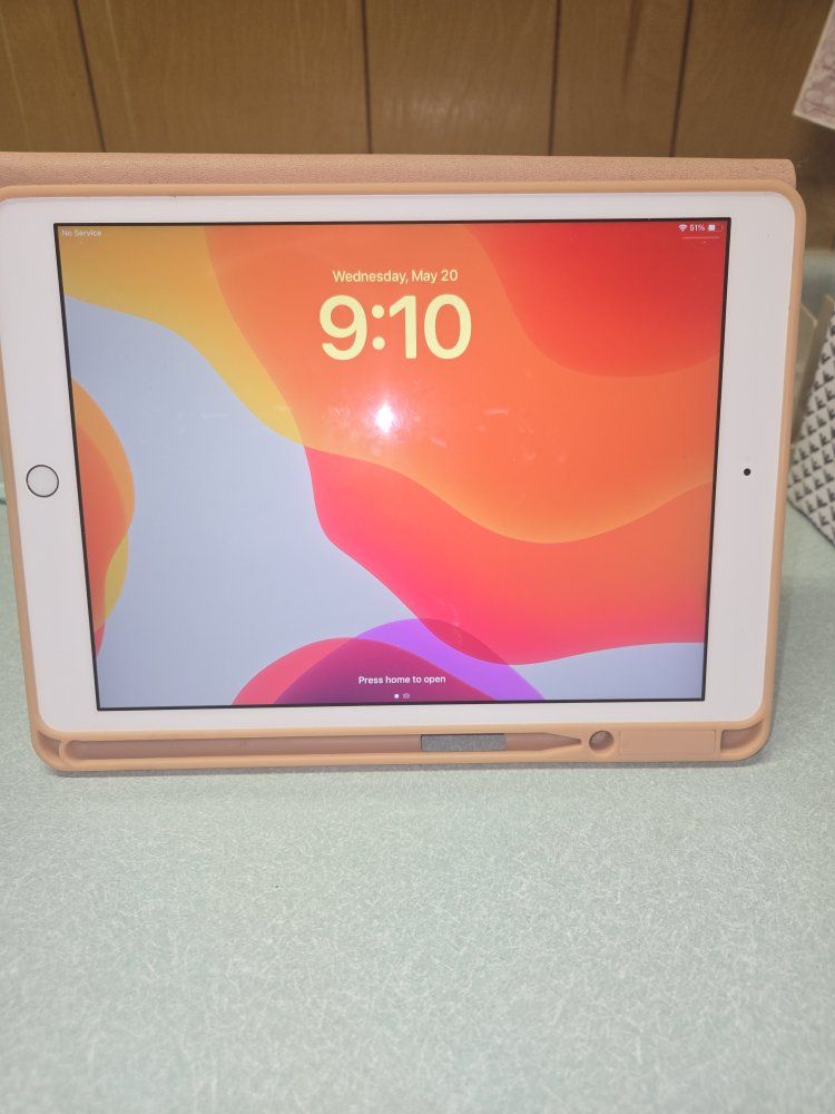 Apple iPad 5th Gen (2017) Wi-Fi Only - 32GB Rose Gold 9.7-inch Tablet - Cracked Screen