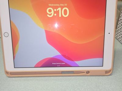 Apple iPad 5th Gen (2017) Wi-Fi Only - 32GB Rose Gold 9.7-inch Tablet - Cracked Screen