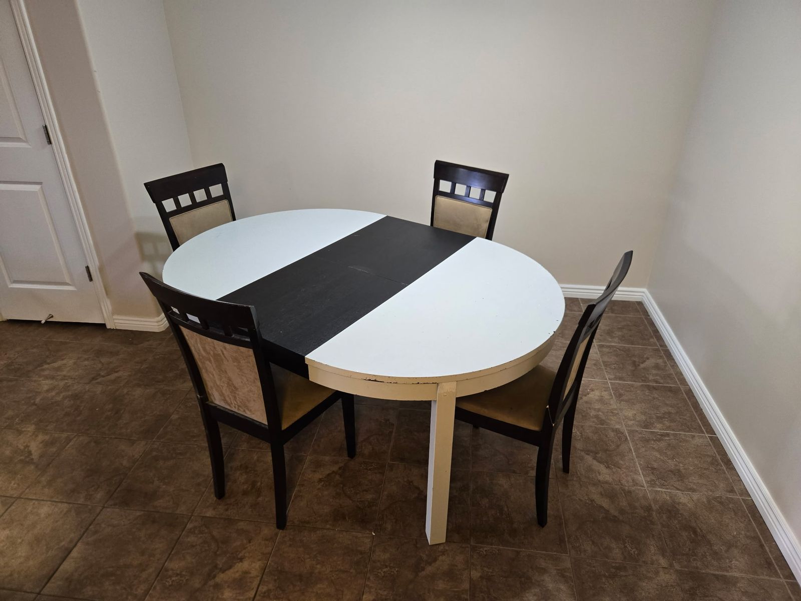 Cute small apartment table with extension