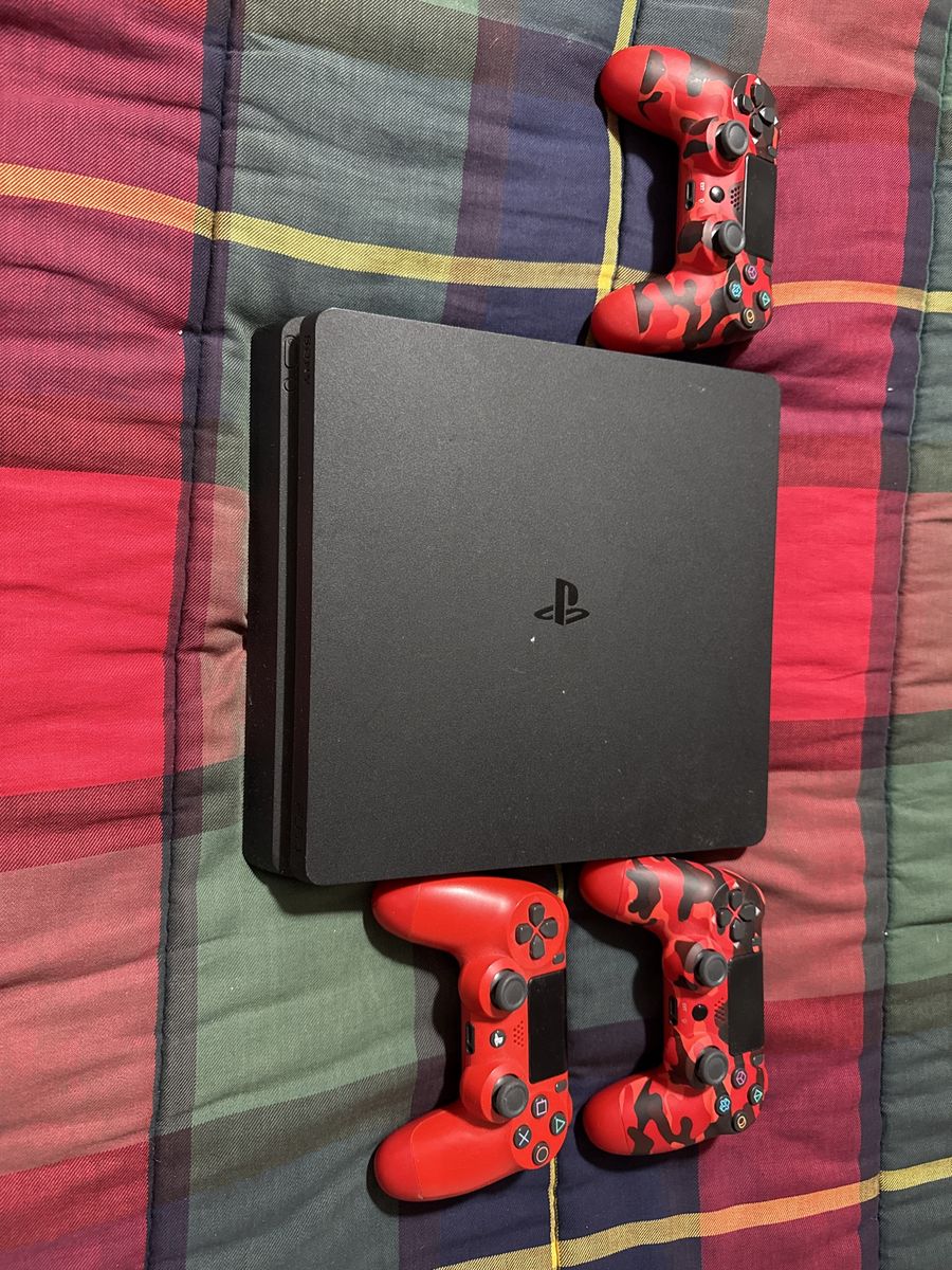 PlayStation 4: 3 Controllers and a HDMI Cord
