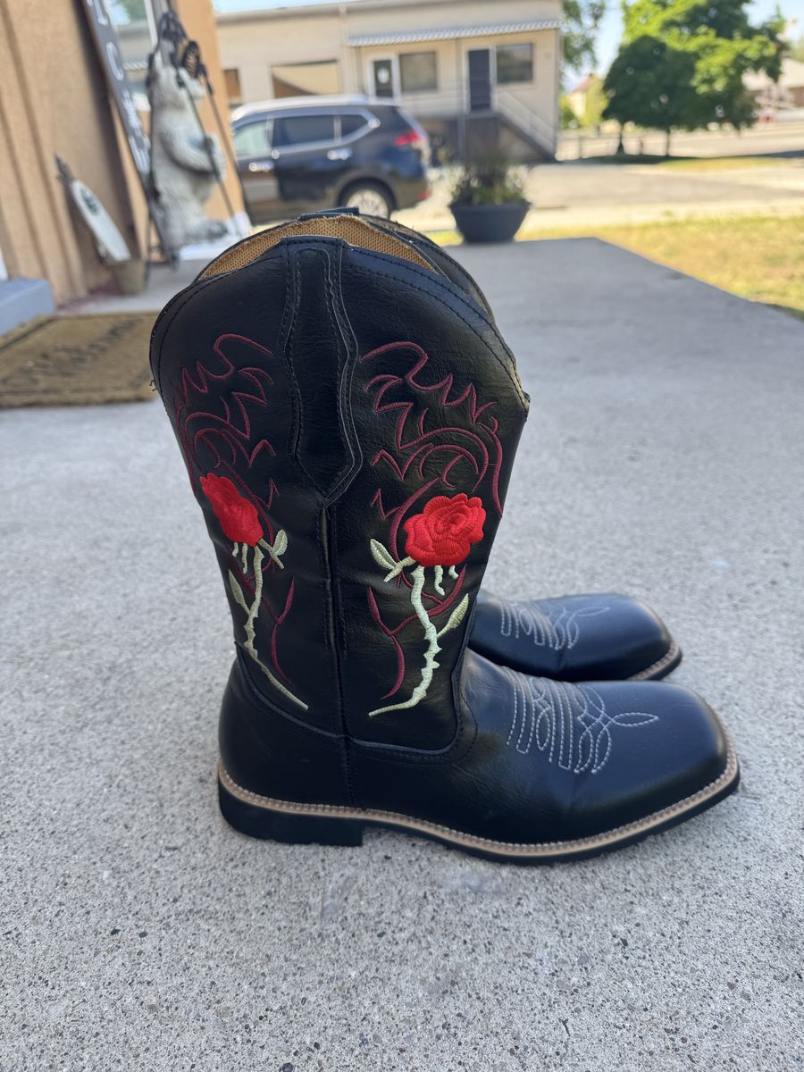 Women’s black square-Toe Western boots with rose floral Embroidery . Size 9