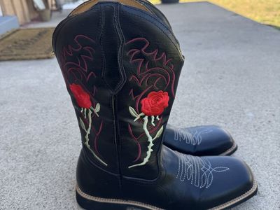 Women’s black square-Toe Western boots with rose floral Embroidery . Size 9