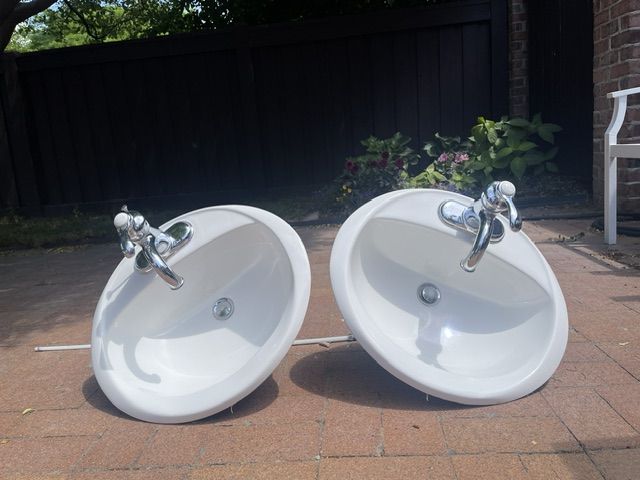 Double vanity porcelain sinks w/ faucets