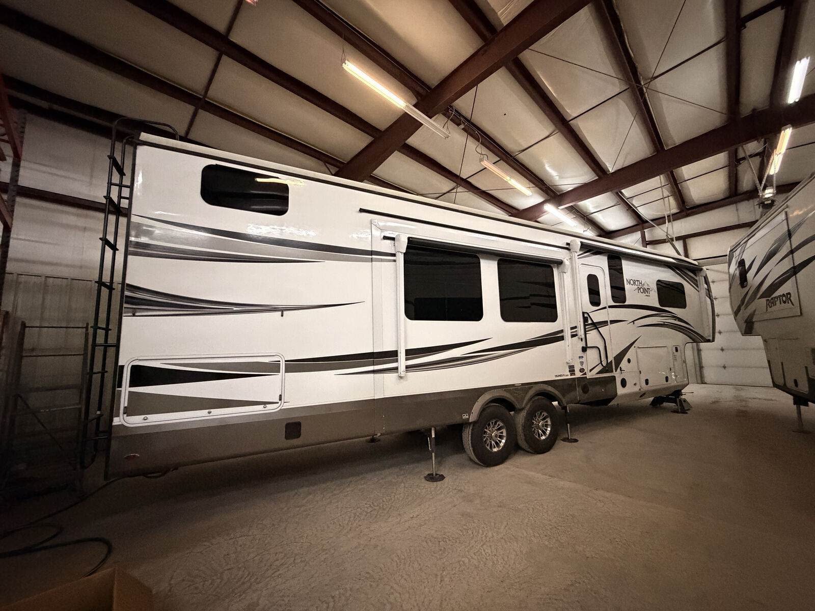 2021 Jayco North Point 373BHOK – Excellent Condition