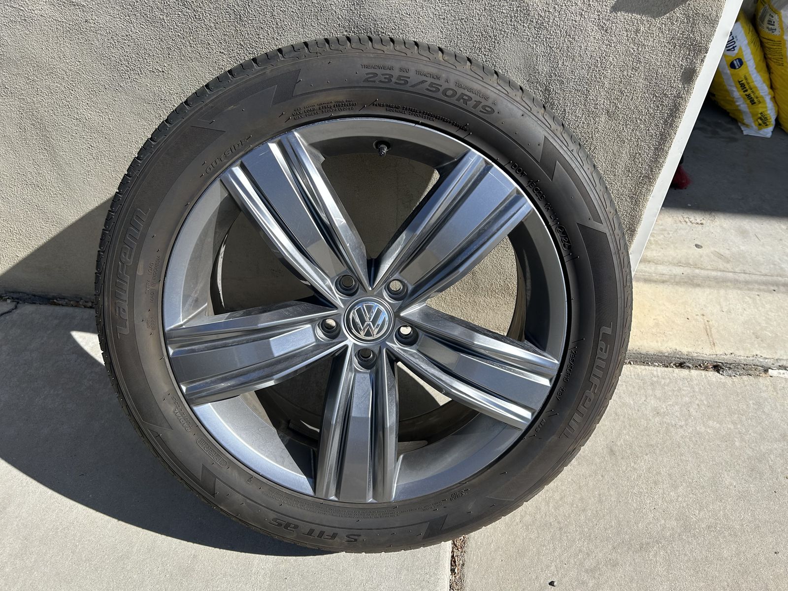 Volkswagen Tiguan wheels and tires 235/50R19