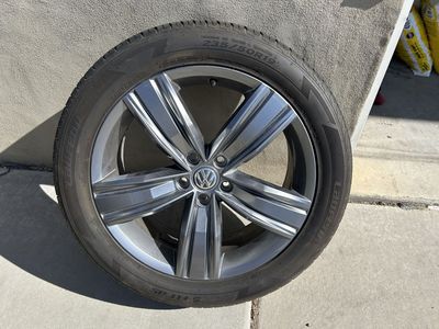 Volkswagen Tiguan wheels and tires 235/50R19