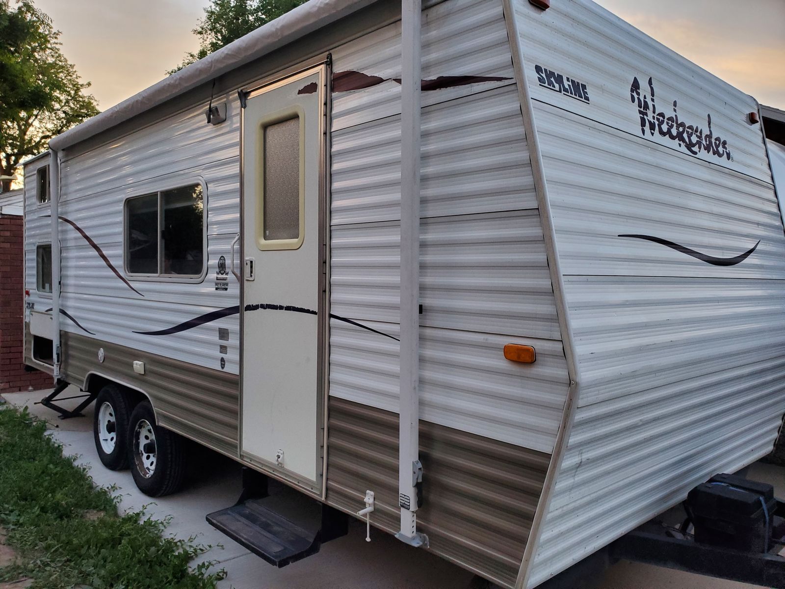Excellent 20 ft trailer with plenty of sleeping space and all the essentials.