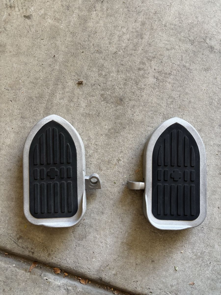 Motorcycle floorboard pegs