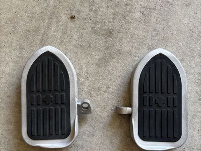 Motorcycle floorboard pegs