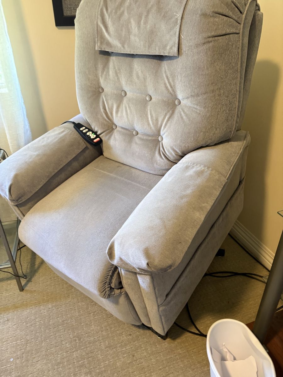 Recliner with lift
