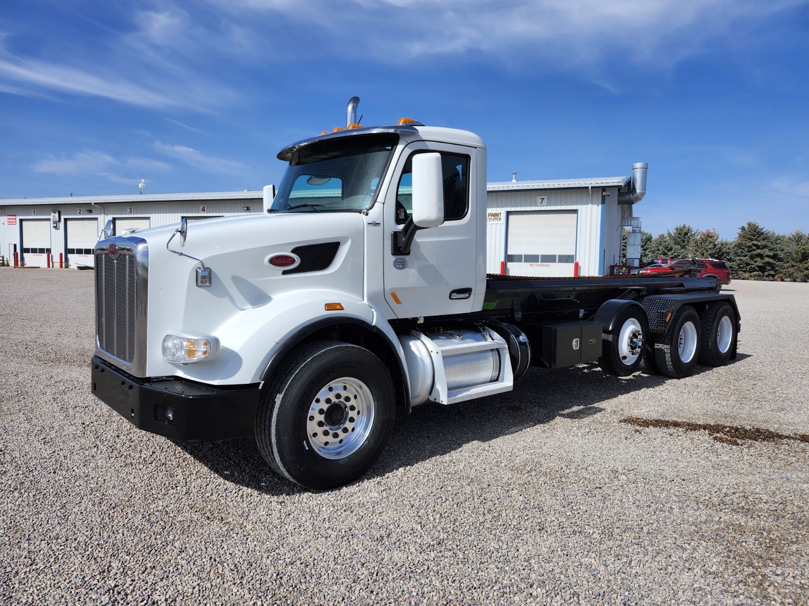 2015 PETERBILT 567 HOOK LIFT TRUCK