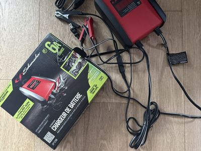 Schumacher SP1298 6A 12V Automatic Battery Charger for Sport, Car, and Boat Batteries
