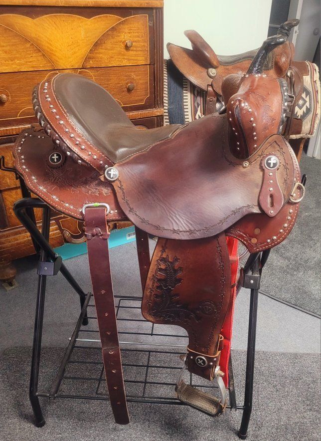 Diamond Cross 15" barrel saddle