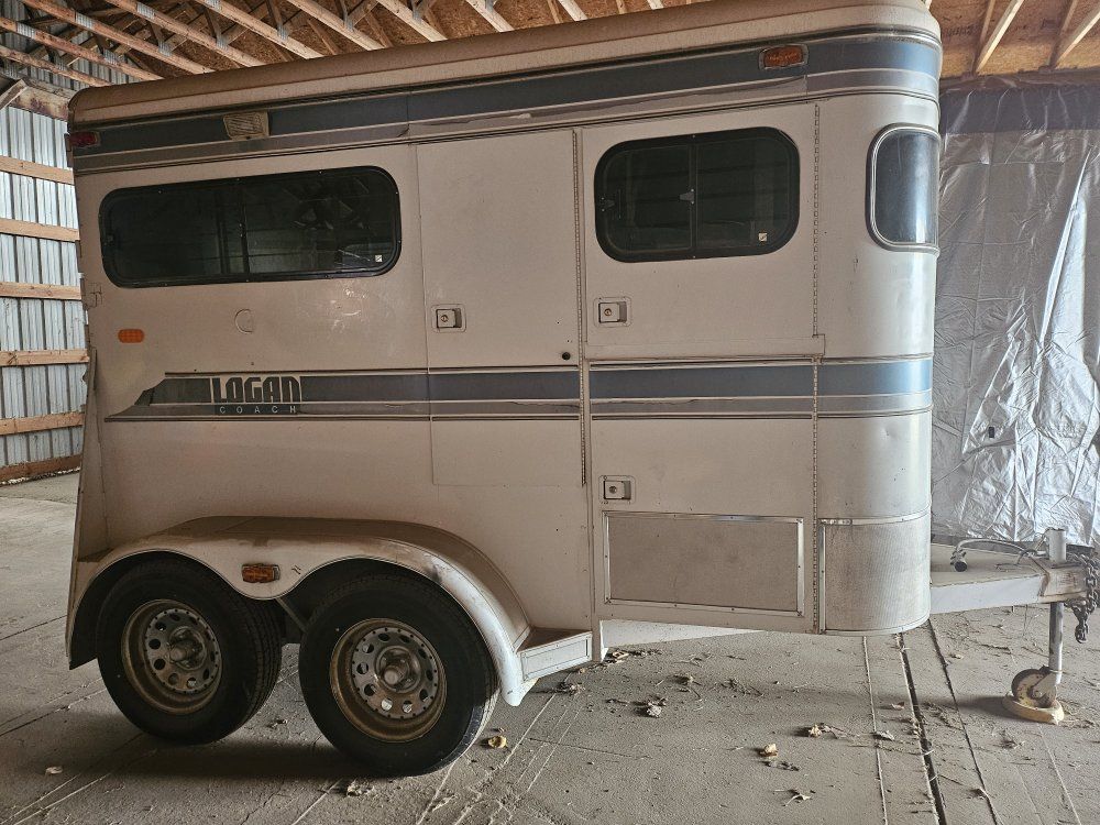 2 horse straight load trailer for rent