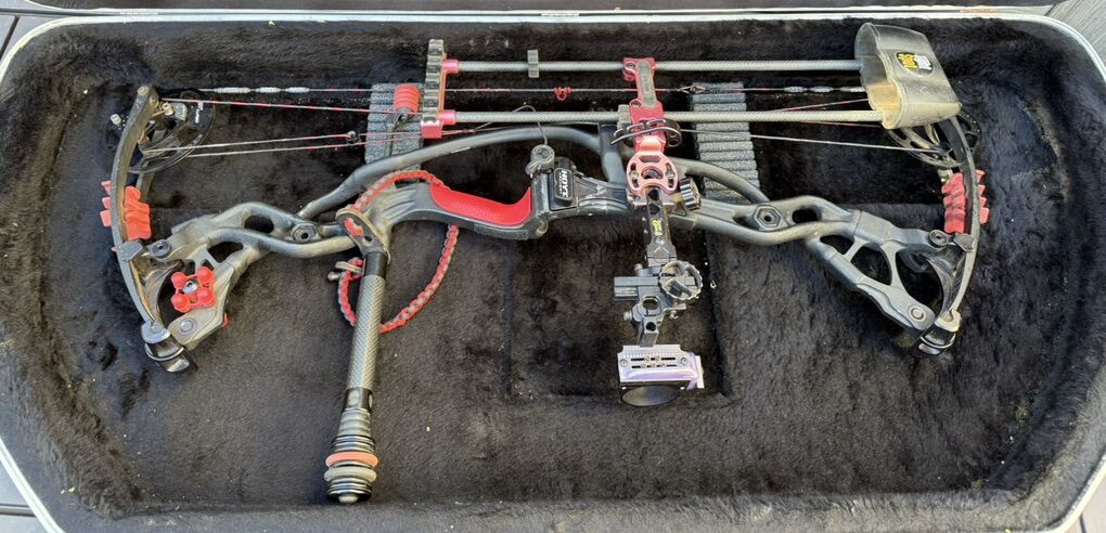 Blacked-out Hoyt RX-1 Turbo 70 lbs Draw