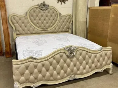King size Victorian-Style Diamond-Tufted Upholstered Bed Frame with Ornate Carved Details