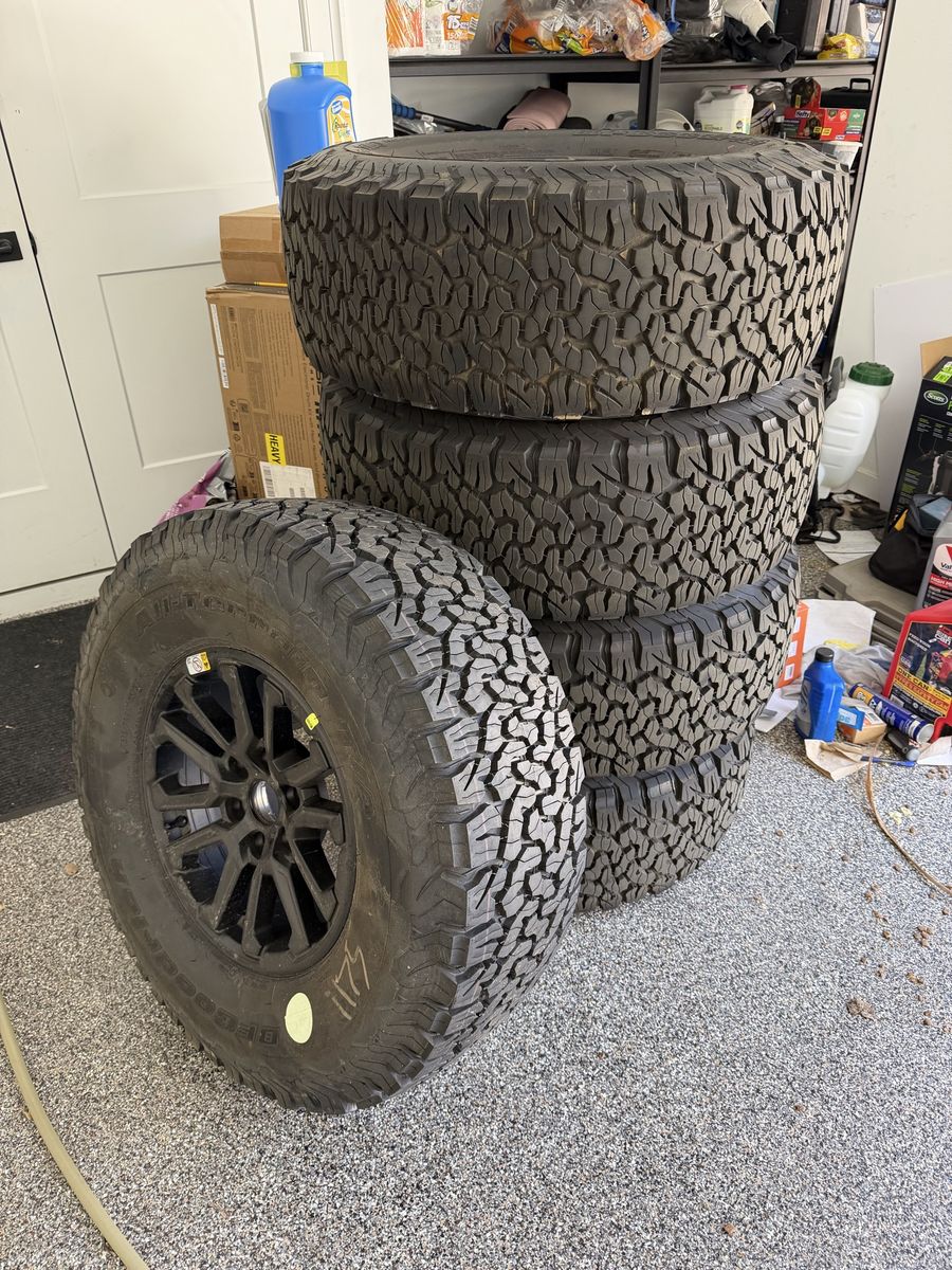 Ford Raptor 315/70r17 with wheels - like new 500 miles