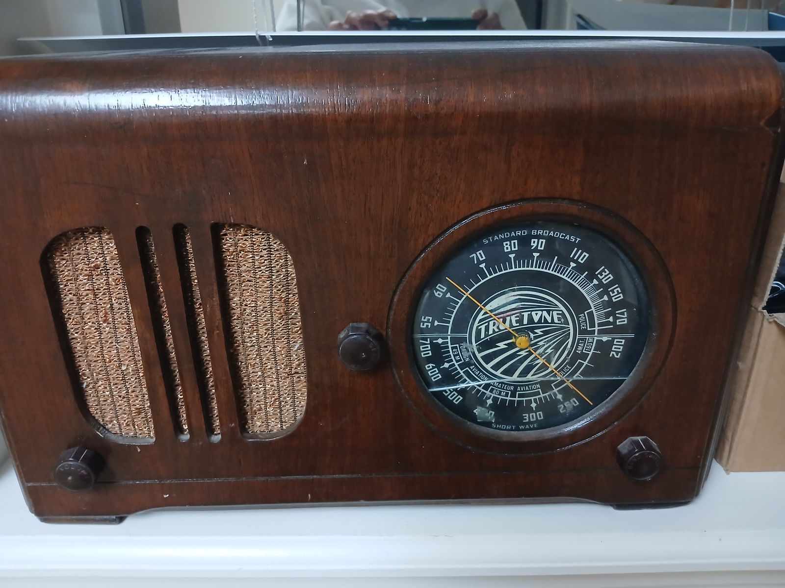 Vintage Radio. Truetone/General Electric Model 535 Wood Case Tube Radio - Untested, Parts/Repair