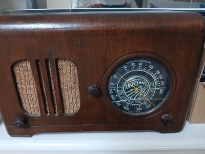 Vintage Radio. Truetone/General Electric Model 535 Wood Case Tube Radio - Untested, Parts/Repair