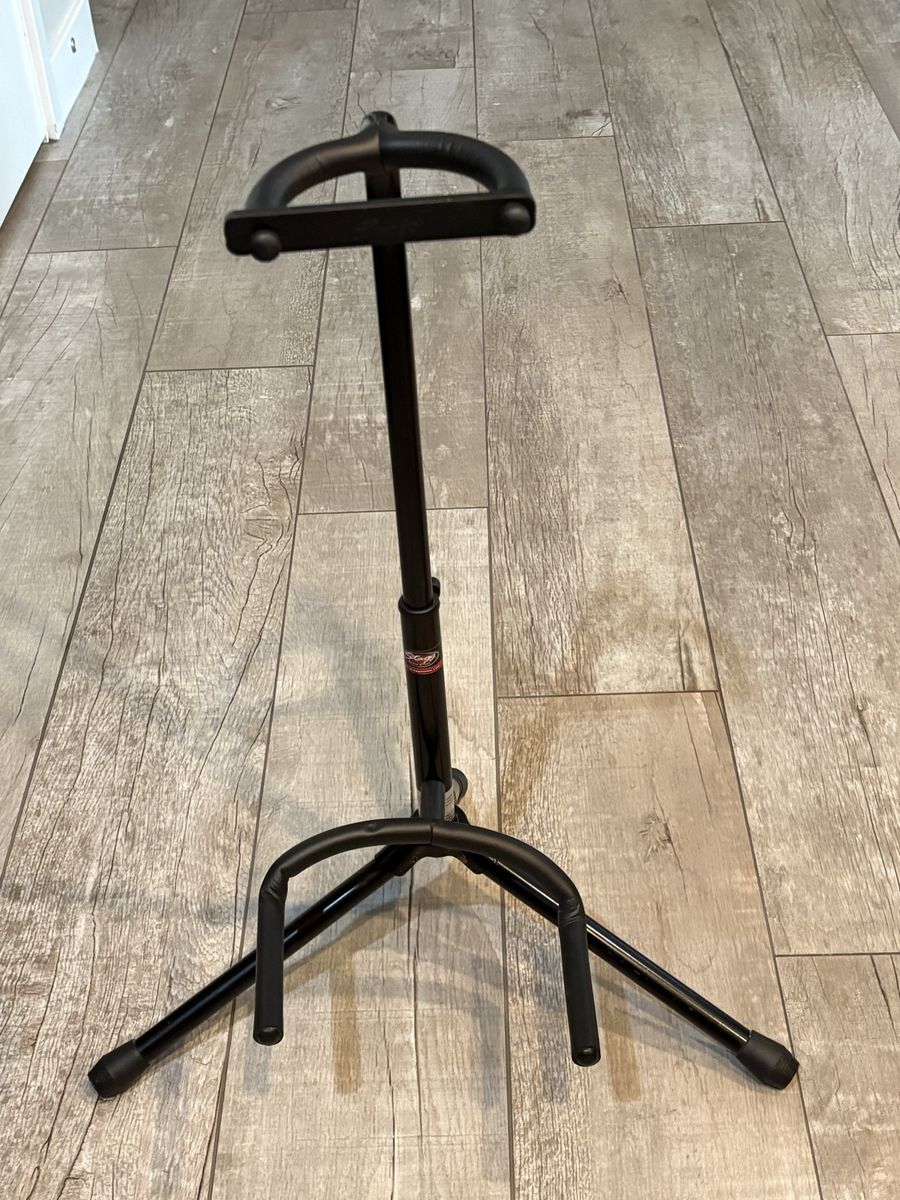 Stagg Tripod Guitar Stand with Folding Legs - Black.