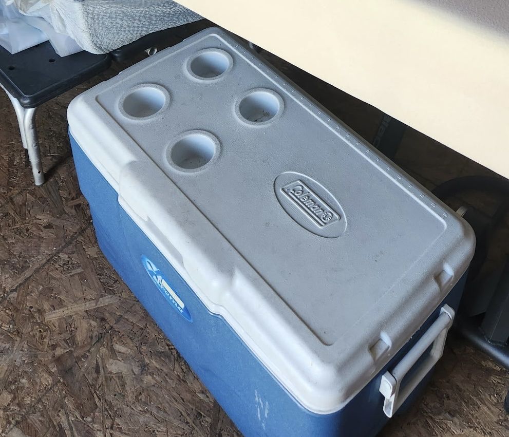 Coleman Xtreme Blue and White Large Cooler with Lid Cup Holders