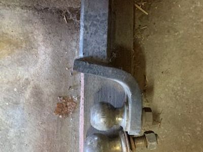 Trailer Hitch w/ 2 bals