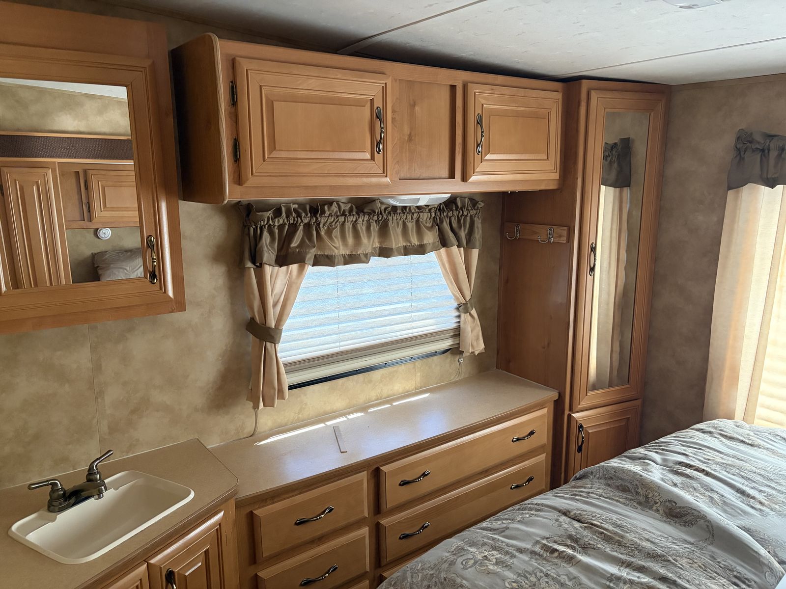 2007 34 ft Keystone Laredo trailor