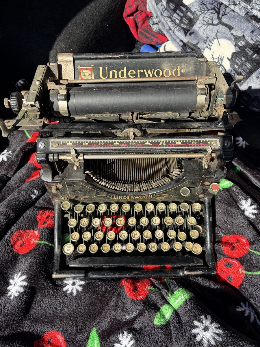 Vintage Underwood Typewriter - Classic Manual Typewriter for Collectors & Decor