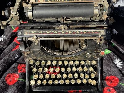 Vintage Underwood Typewriter - Classic Manual Typewriter for Collectors & Decor