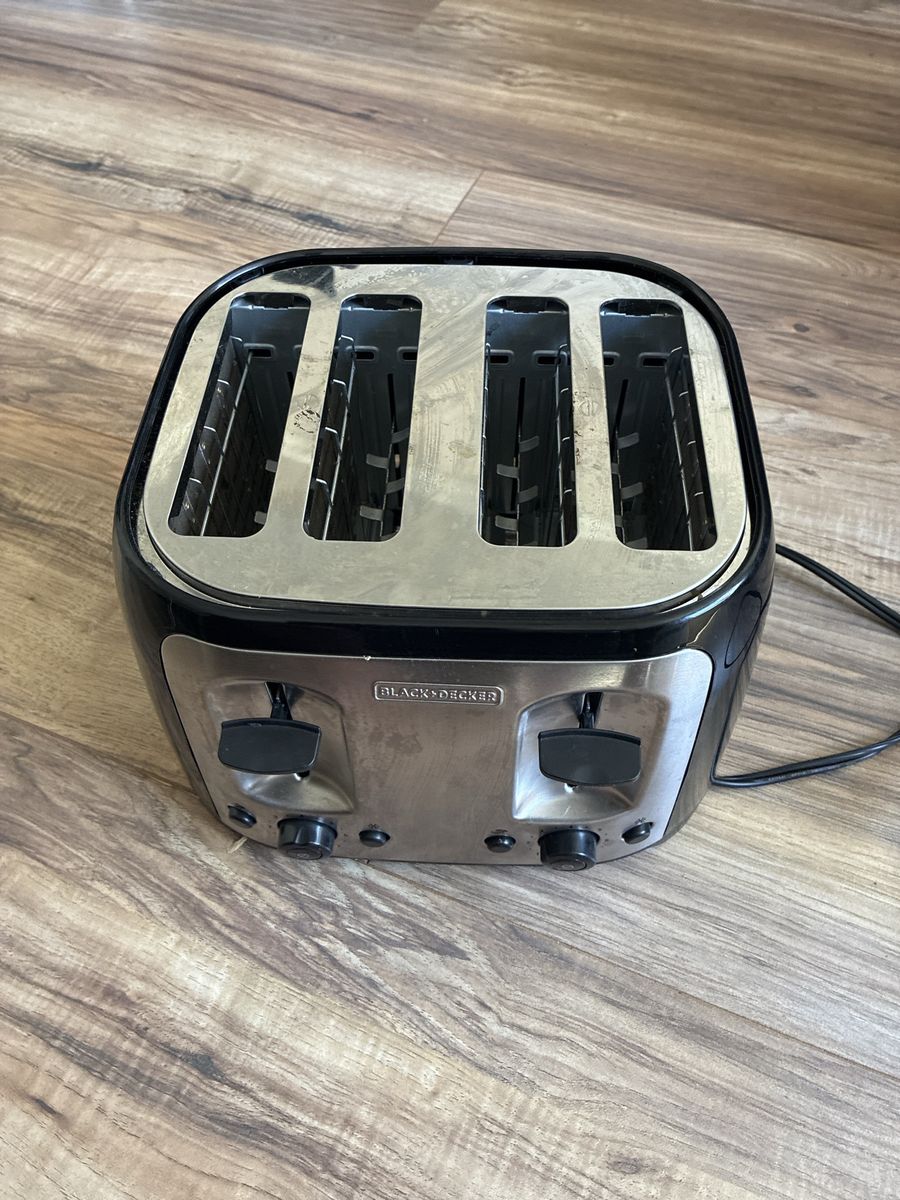 BLACK+DECKER 4-Slice Stainless Steel and Black Toaster