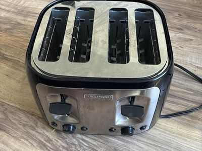 BLACK+DECKER 4-Slice Stainless Steel and Black Toaster
