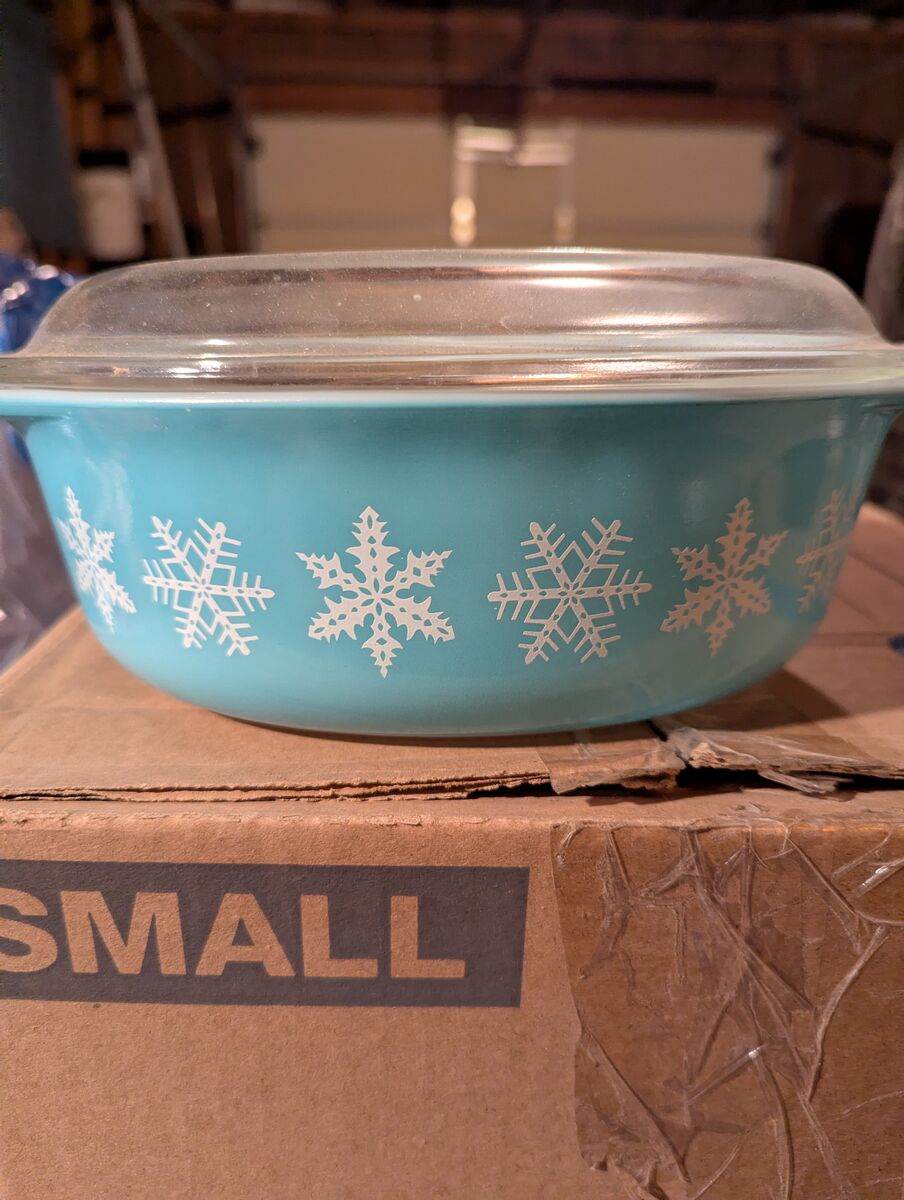 Pyrex casserole dish with lid