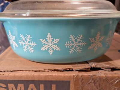 Pyrex casserole dish with lid