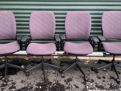 MANY STEELCASE V2 LEAP CHAiRS
